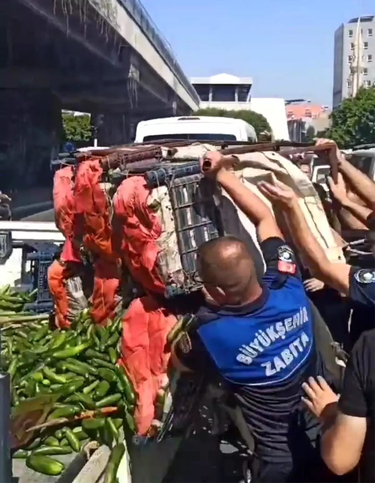 adanada seyyar saticilara yonelik operasyonda meyve ve sebzeler ziyan oldu UP1NmHG8