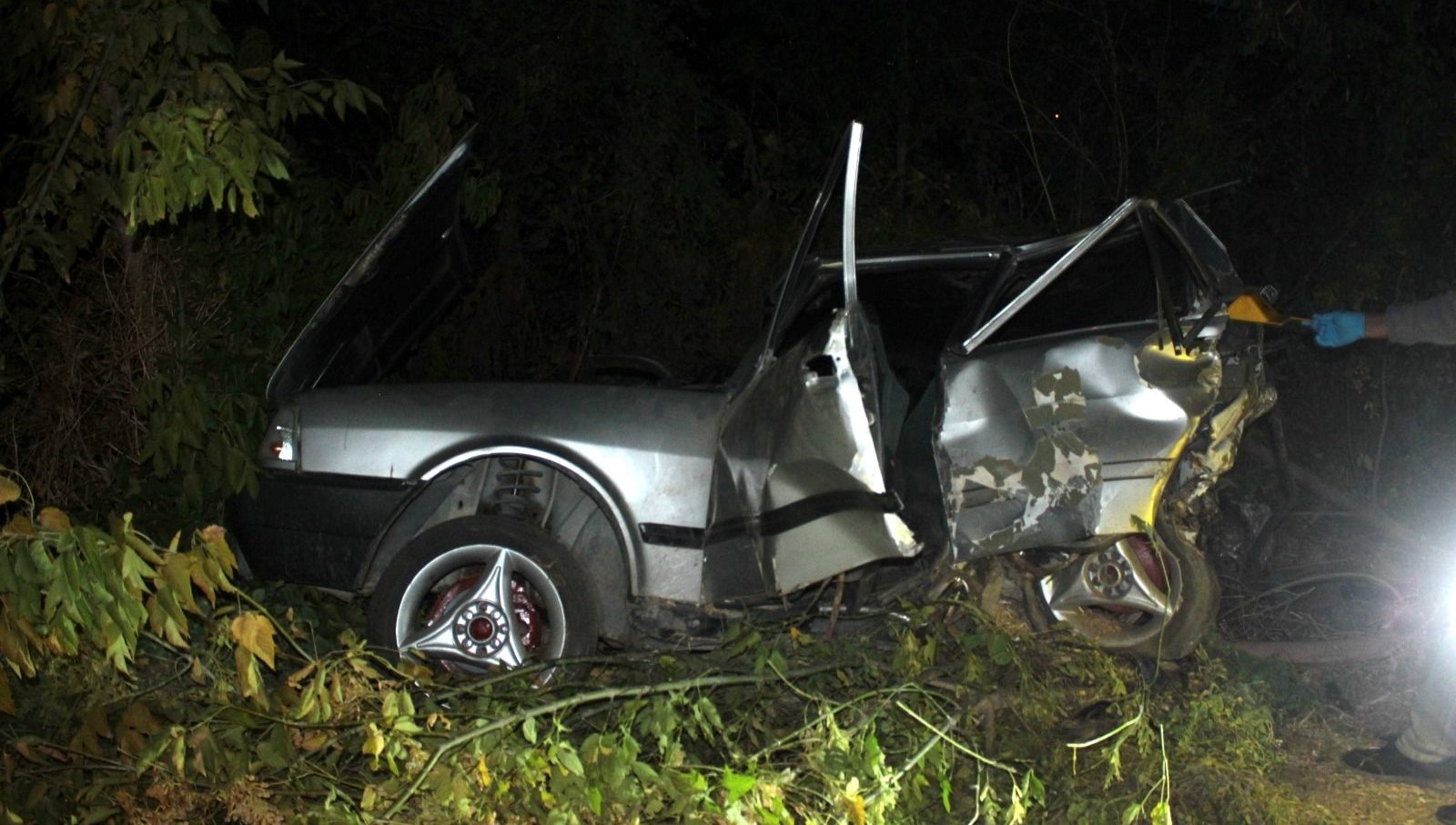 izmirde kamyonet ile otomobil carpisti olu ve yaralilar var DrI5ff2u