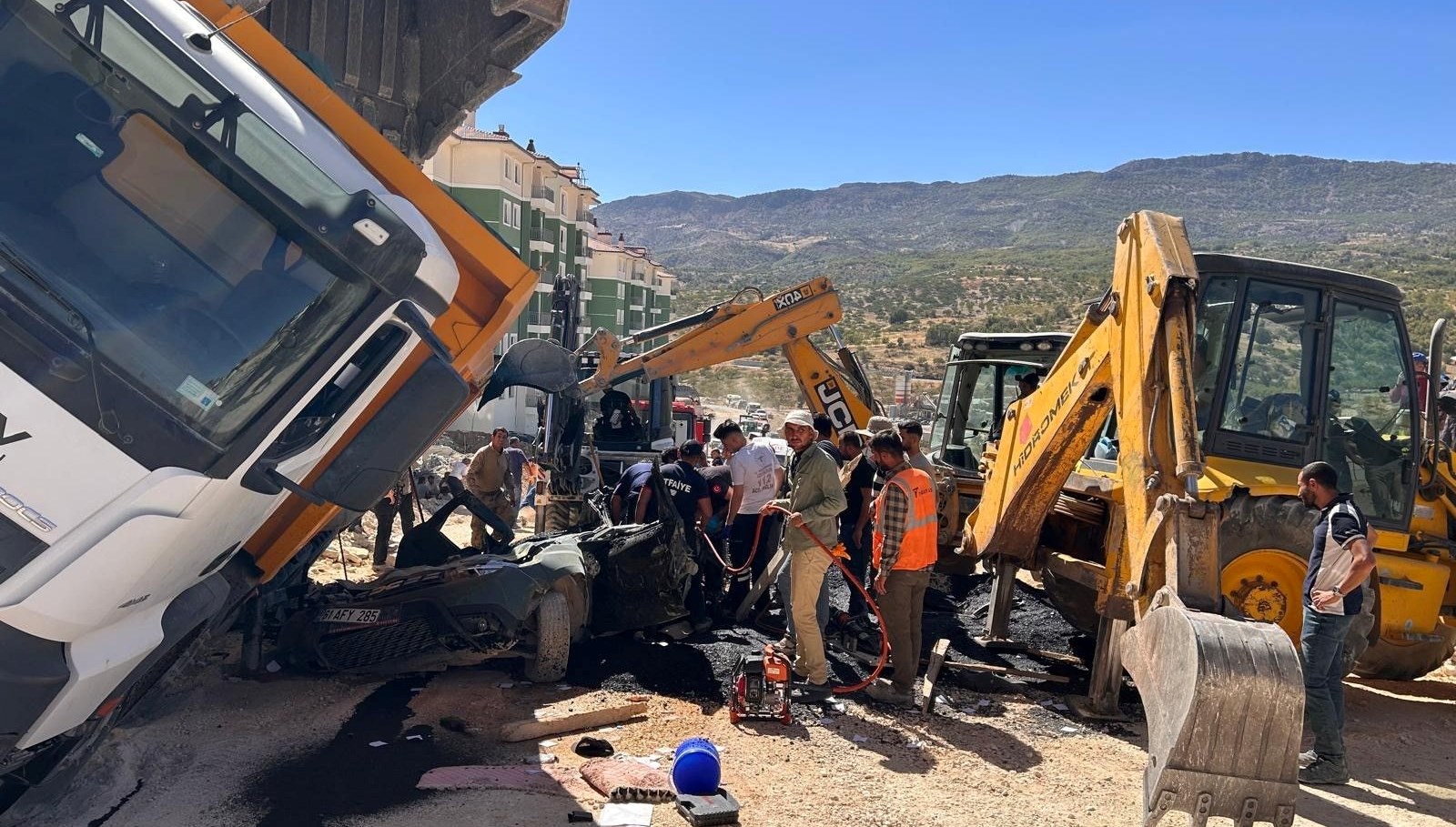 otomobilin uzerine kamyon devrildi surucu hayatini kaybetti fT4ze62Y