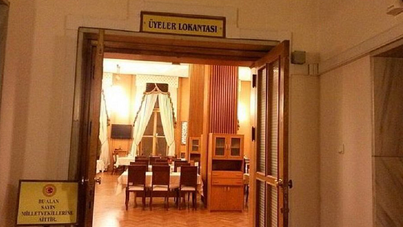 tbmmde yemege zam uyeler lokantasinda corba 23 salata 15 etli yemekler 100 lira oldu 2f41S4lp