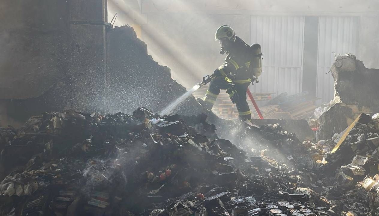 temizlik malzemesi olan depoda yangin IES8ywCd