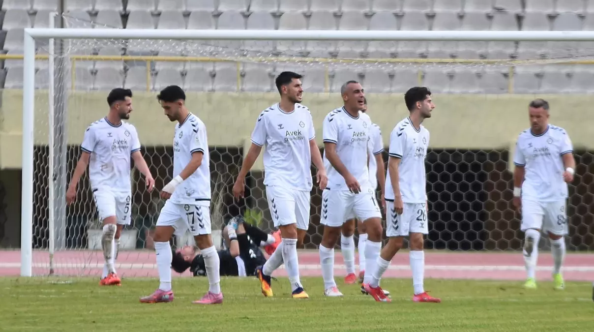 altayin kotu gidisi devam ediyor sokeye 4 1 maglup oldular 2KEr5uh1.jpg