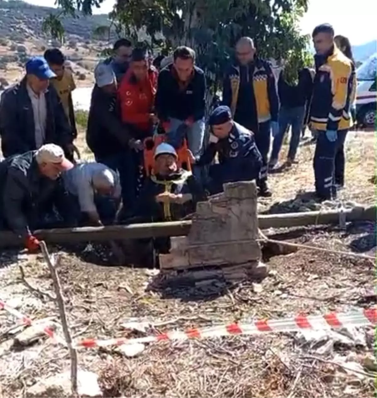 bucakta kuyuya dusen vatandas itfaiye ekipleri tarafindan kurtarildi R7fw2gUi.jpg