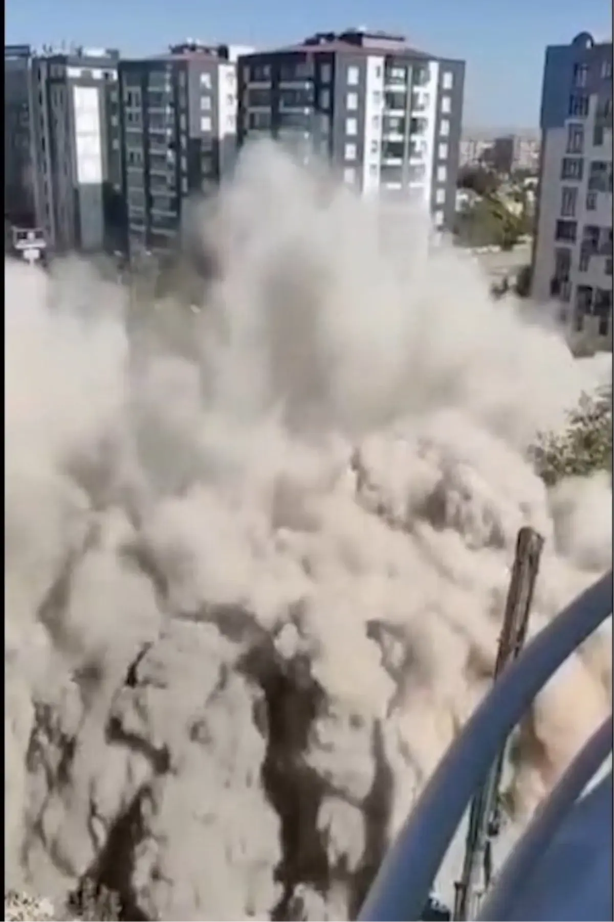 diyarbakirda yikim aninda bina coktu WRzFA4R3.jpg