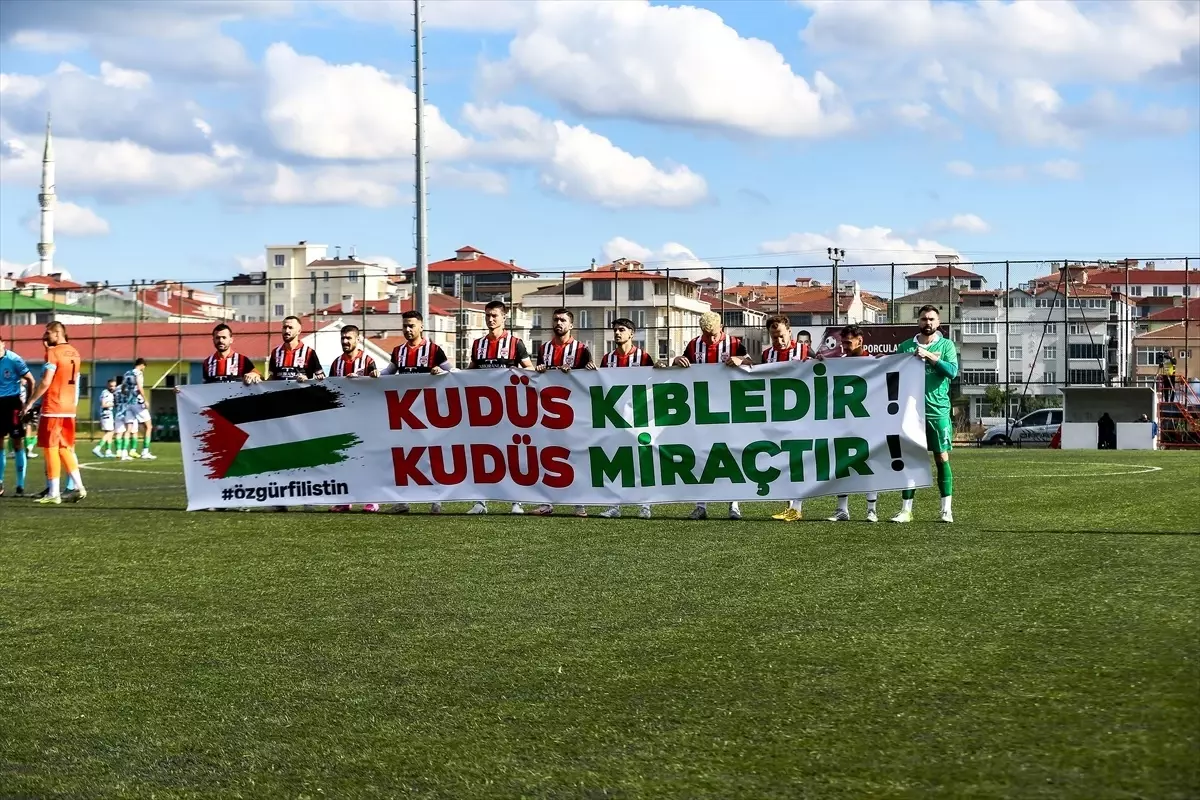 filistine destek icin pankartla ciktilar LA1clOMC