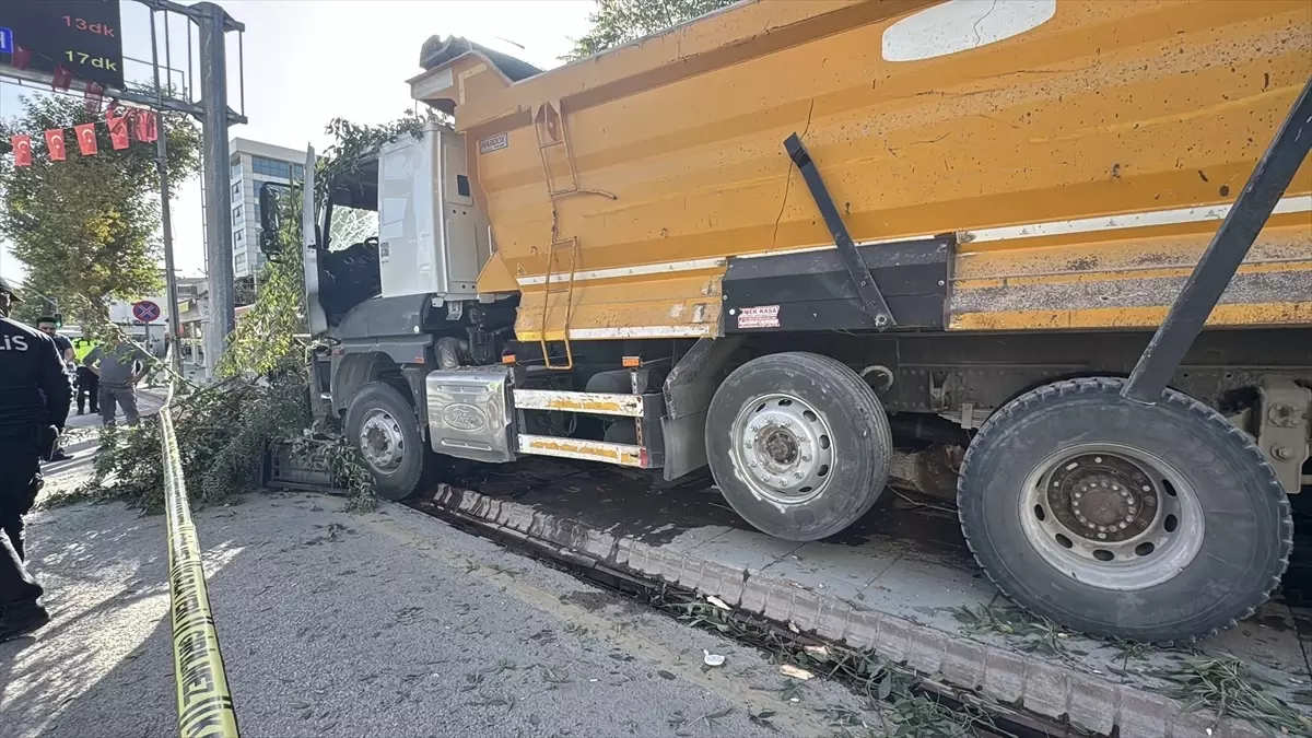 freni arizalanan kamyon 7 konteyneri devirdi 2Cw9ISd5