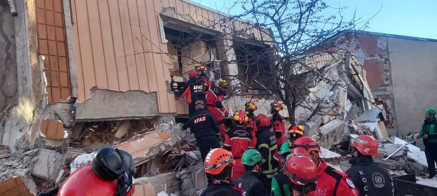 gebzede coken bina icin kurtarma calismalari basladi PdsyiX8w.jpg