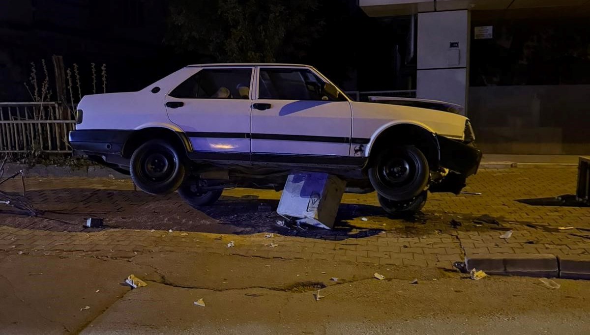 nigdede otomobil trafoya cikti lp2eHGmc.jpg