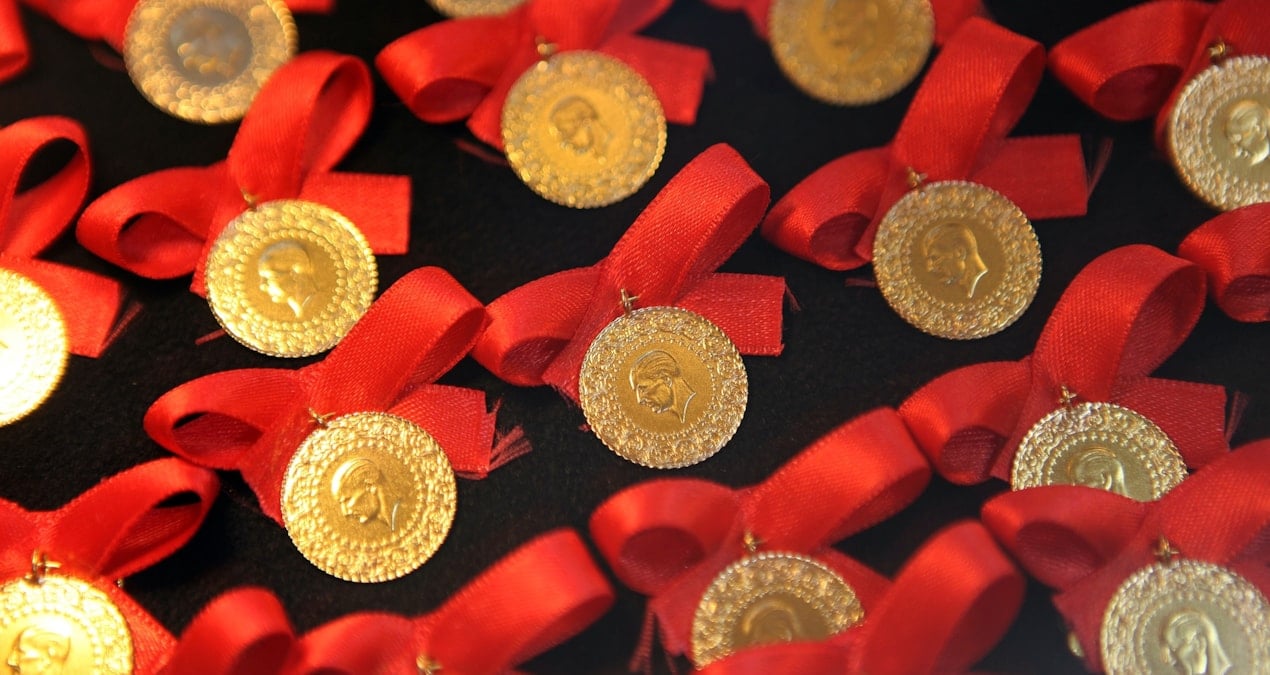 sert dusus sonrasi panik basladi altinini bozduran parasini oraya yatirmaya basladi 4PUpJ8vt.jpg