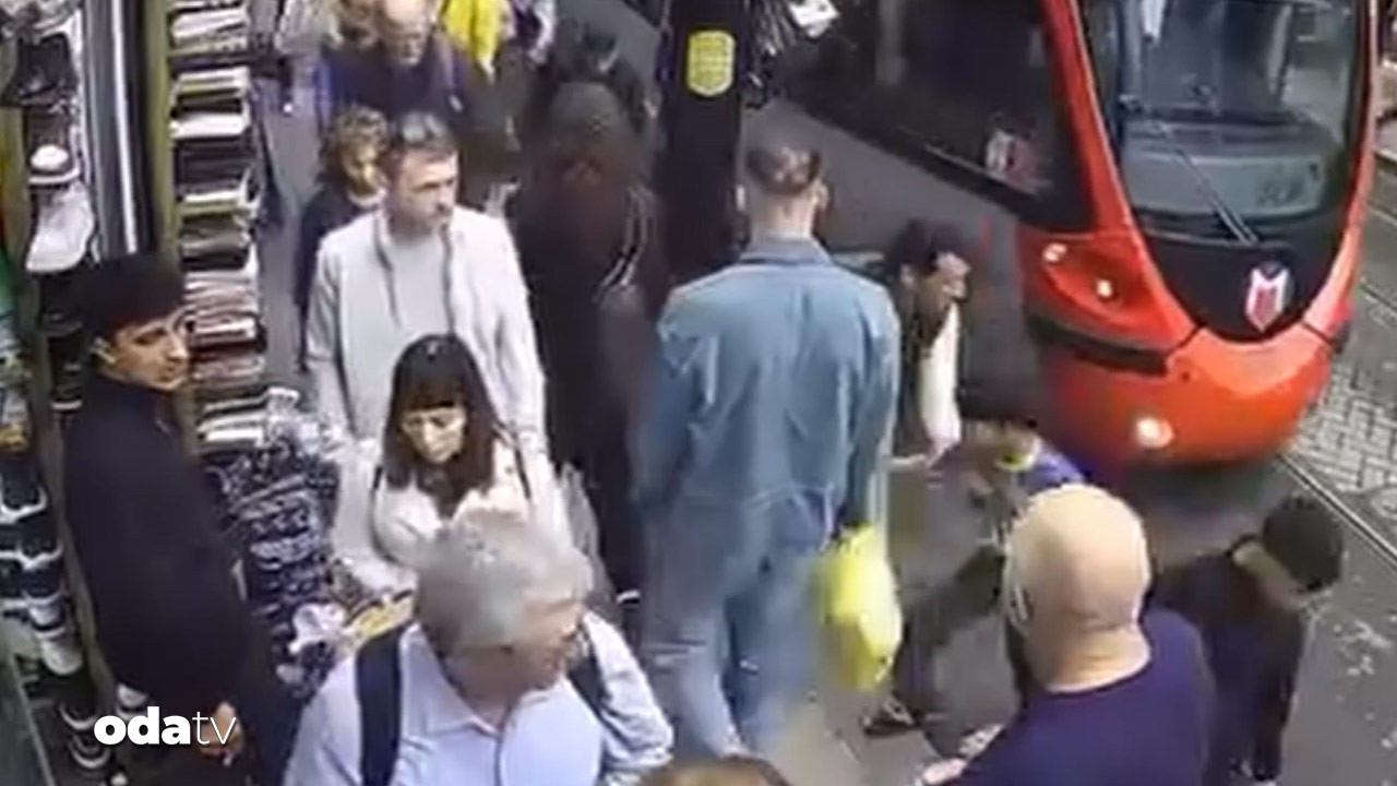 tramvayin altina kalmaktan son anda kurtuldu gi8qdjUZ.jpg