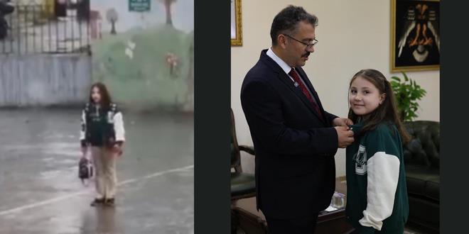 yagmur altinda saygi durusu o ogrenciye odul verildi AKatEaBA.jpg