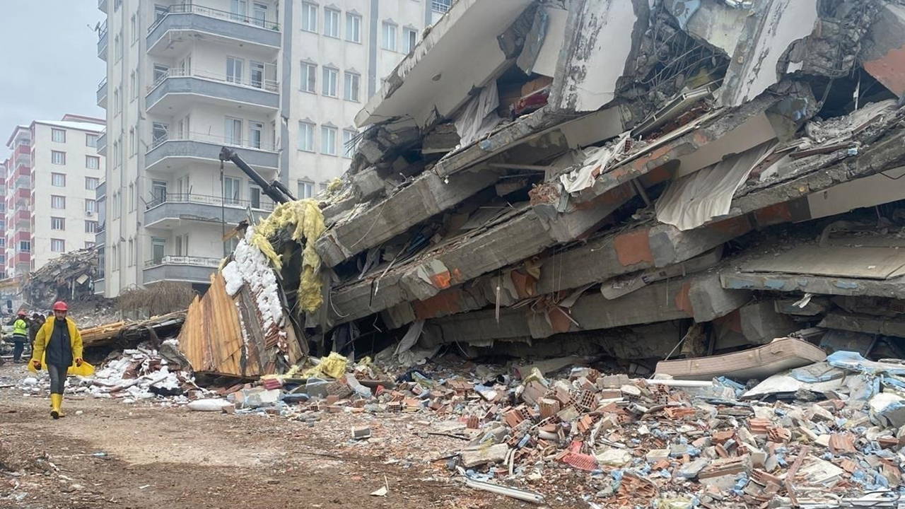 depremde 80 kisiye mezar olan yukari sehir kooperatif evleri davasi musteki avukati acikladi sanik isitmenin mersinden kacak sekilde gemiyle londraya gittigini ogrendik Tiq9eYZ1.jpg