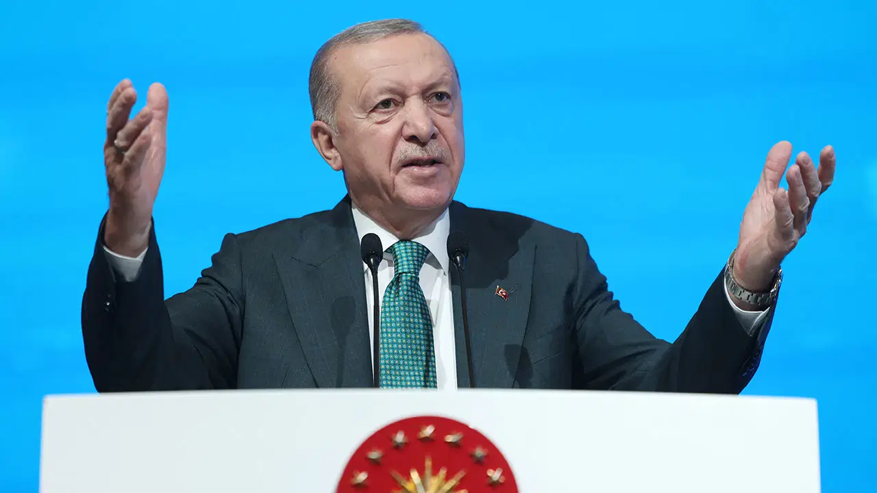 erdogan ozgur ozeli hedef aldi biz az soyledik o cok anlasin ICcdx6FP.jpg