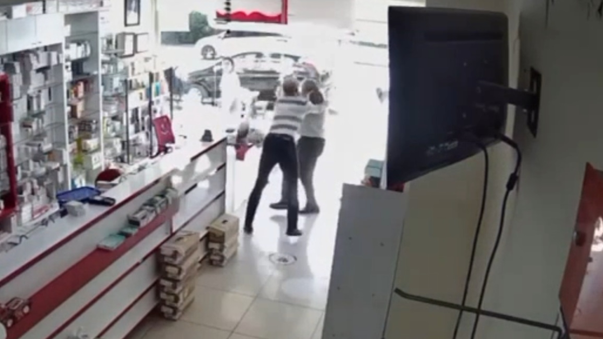 mersinde eczaci teknisyeni tartaklandi yeni goruntulerle gercek ortaya cikti LU4DjauU.jpg