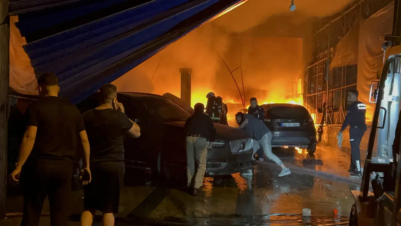 Antalya’da Tamirhaneyi Kül Eden Yangın: 5 Araç Yandı