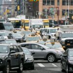 aractan-gecilmeyen-caddeyi-parali-yapinca-trafik-kus-gibi-hafifledi-jpkT8vX9