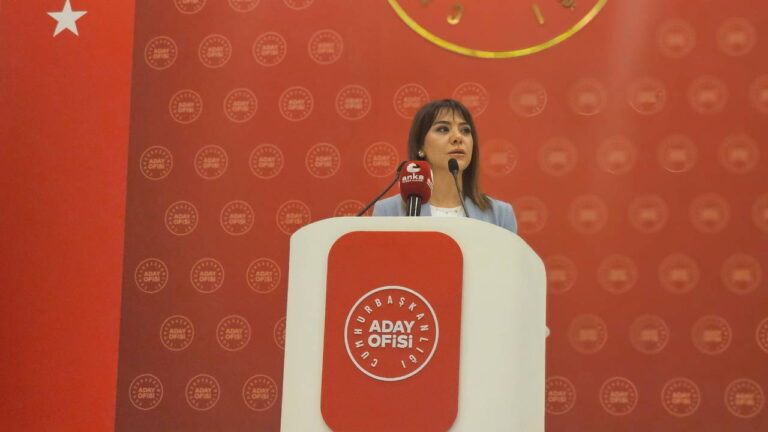 chpden-1-mayis-manifestosu-chpli-gamze-tascier-taksim-yasagini-yirtip-atacagiz-BHWdd4pc
