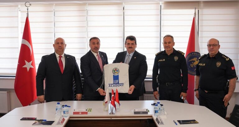 polislikte-yeni-donem-anlasma-imzalandi-F4QuFA1a