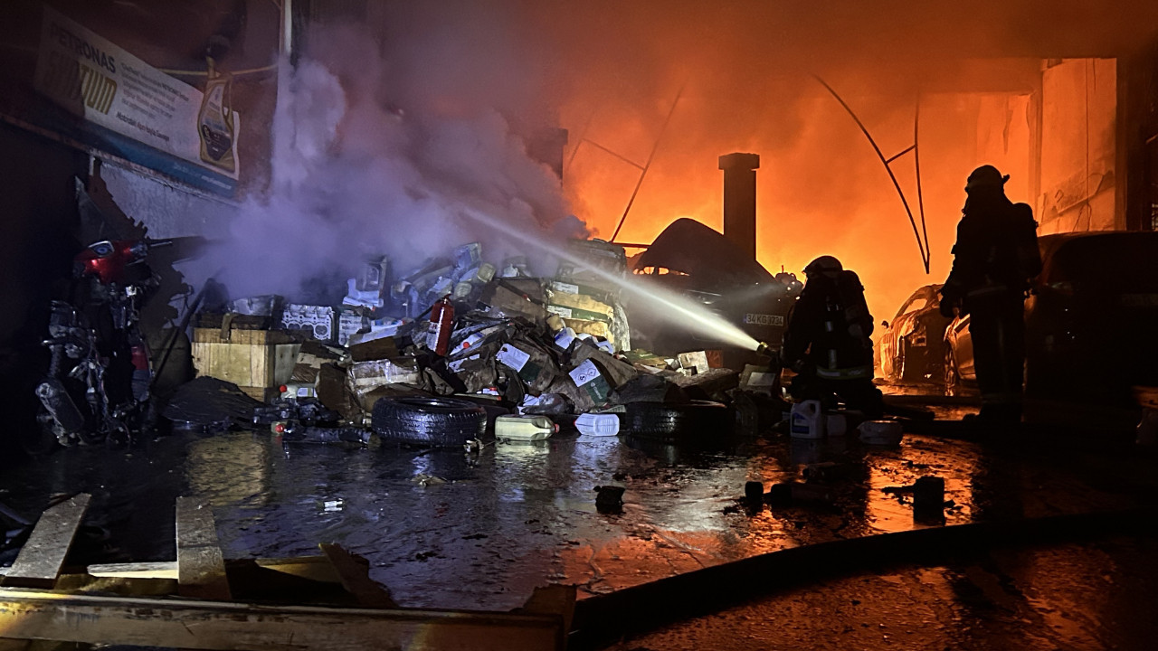 Kepez’de Tamirhanede Çıkan Yangın: 5 Araç Kül Oldu