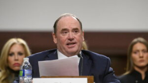 trump-yonetiminde-ilk-buyuk-tasfiye-abd-donanmasinin-zirvesinde-deprem-b5Tr7T4V