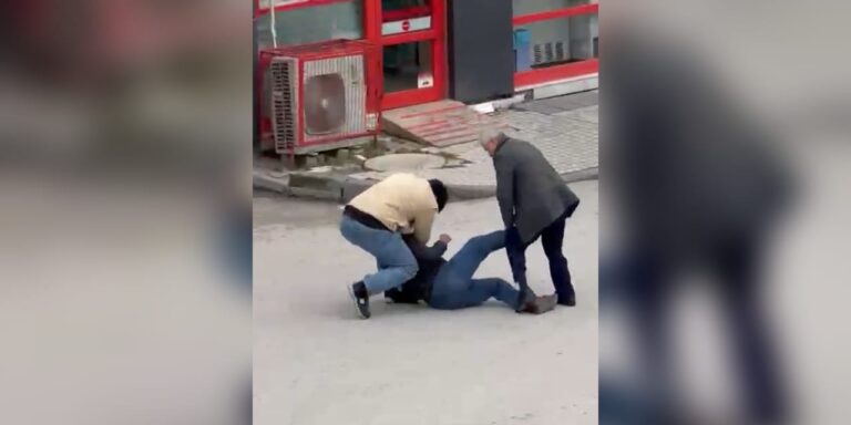 sokak-ortasinda-yatirdiklari-kisiyi-darbettiler-saniye-saniye-kamerada-mGnAn3bG