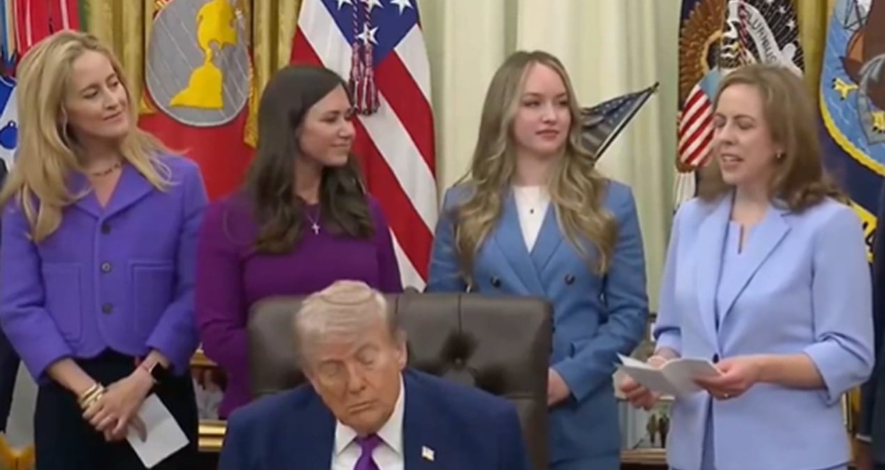 trump-etkinlikte-kameralar-onunde-yine-uyukladi-Hp8Mn95v