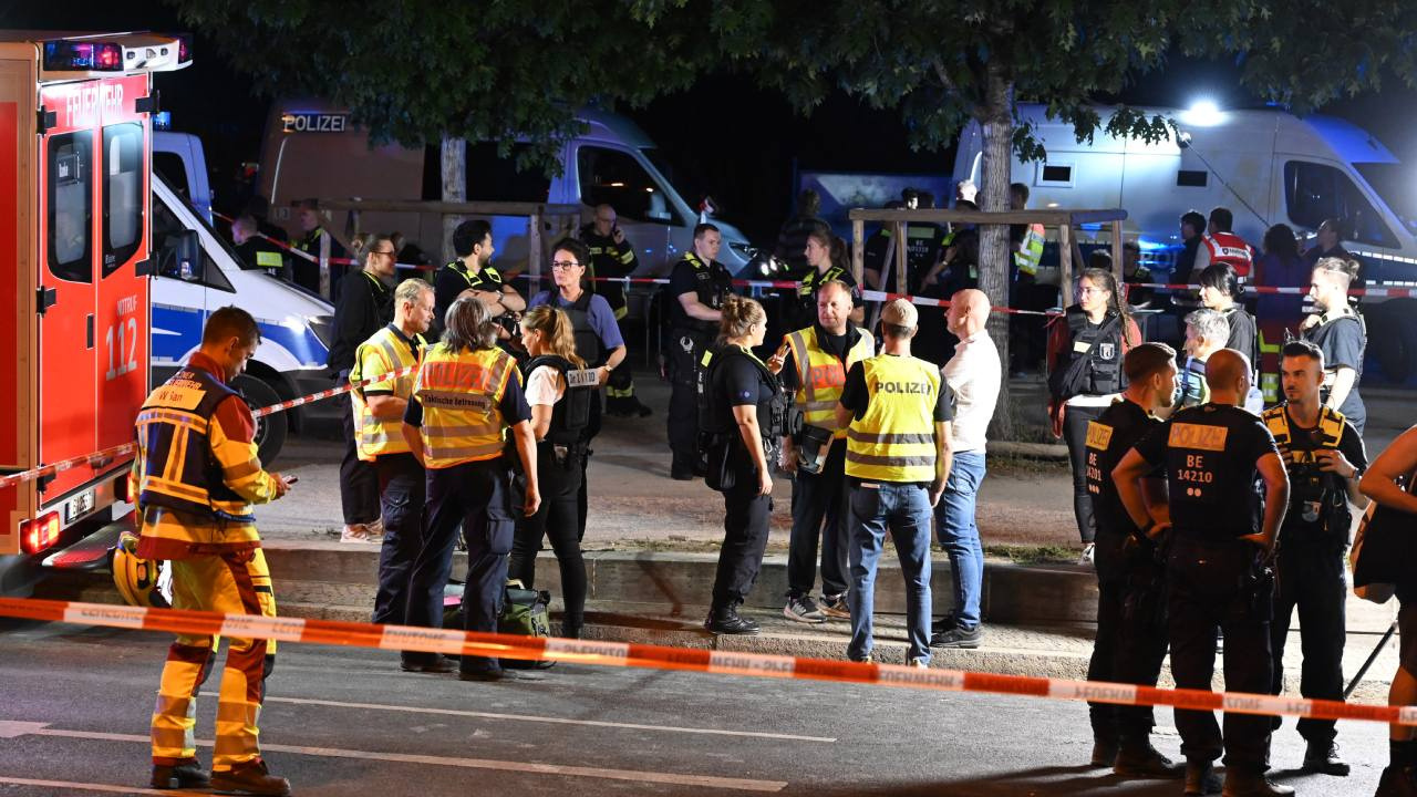 Berlinde onur yuruyusunde dehset arac kalabaliga daldi 1 kisi hayatini kaybetti 9E94r8AM